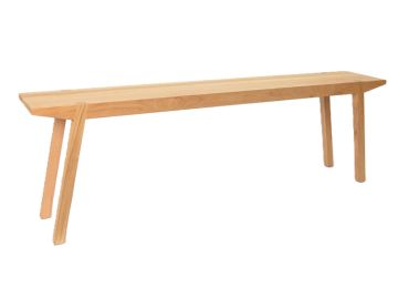 Die Mainzer Bank XL, eine minimalistische Holzbank mit drei angewinkelten Beinen, gefertigt aus nachhaltigen Materialien, steht vor einem weißen Hintergrund.