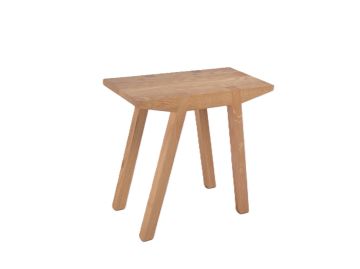 Der Mainzer Hocker ist ein kleiner Holzhocker mit drei Beinen und einer flachen, rechteckigen Sitzfläche, hergestellt aus nachhaltigen Materialien.