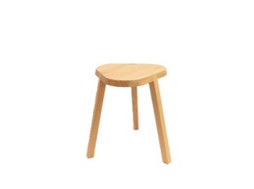 Der Mainzer Triangle Hocker ist ein schlichter dreibeiniger Holzhocker aus nachhaltigen Materialien und traditioneller Handwerkskunst, der mit einer hellen Beschichtung versehen ist, hier auf weißem Grund.