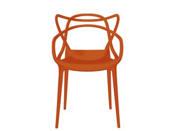 Vorderansicht des Masters (rostbraun) Stuhls von Kartell, entworfen von Philippe Starck, mit seiner raffiniert geschwungenen Rückenlehne und den schlanken, eleganten Beinen.