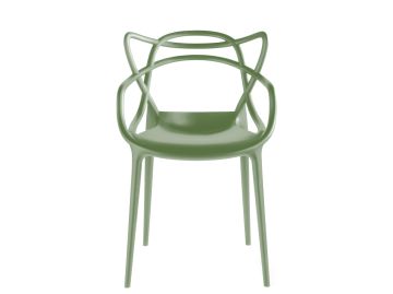 The Masters (salbeigrün) ist ein moderner grüner Kunststoffstuhl, der von Philippe Starcks ikonischem Design inspiriert ist und von vorne betrachtet eine geschwungene, verflochtene Rückenlehne und Armlehnen aufweist.