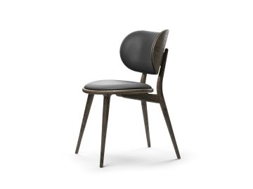 Der Esszimmerstuhl verfügt über ein modernes Holzdesign, abgewinkelte Beine und eine abgerundete, schwarz gepolsterte Sitzfläche und Rückenlehne - ein idealer Design-Esszimmerstuhl für zeitgenössische Räume.