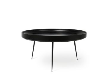 Der Bowl Table XL (schwarz) verfügt über eine schwarze, runde Platte mit erhöhtem Rand und drei schlanke, angewinkelte Beine - das skandinavisch inspirierte Design macht ihn zum idealen, stilvollen Beistelltisch für moderne Räume.