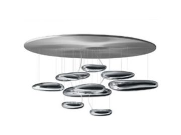 Moderne Deckenleuchte, inspiriert von der Mercury LED, mit mehreren verchromten kieselsteinförmigen Elementen, die in verschiedenen Höhen hängen.