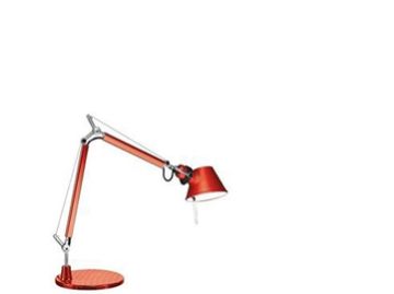 Rote verstellbare Schreibtischlampe Tolomeo Micro, inspiriert von Artemide, mit rundem Sockel und abgewinkeltem Arm, isoliert auf weißem Hintergrund.