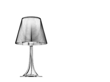 Die Tischleuchte Miss K hat einen transparenten Sockel und einen halbtransparenten Schirm, der den ikonischen Stil von Philippe Starck für Flos aufgreift. Modernes, vom Original inspiriertes Design, isoliert auf weißem Hintergrund dargestellt. Die Tischleuchte Miss K hat einen transparenten Sockel und einen halbtransparenten Schirm, der den ikonischen Stil von Philippe Starck für Flos aufgreift. Modernes, vom Original inspiriertes Design, isoliert auf weißem Hintergrund dargestellt.