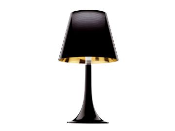 Die Miss K (aluminium-beschichtet schwarz) ist eine moderne schwarze Tischleuchte mit einem breiten, glänzenden Schirm und einem geschwungenen Sockel, inspiriert durch das ikonische Design der Flos Miss K Tischleuchte, dargestellt vor einem weißen Hinterg