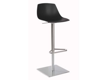 Moderner, höhenverstellbarer miunn Barhocker (schwarz gebeizt) von lapalma mit geschwungenem Sitz, Metall-Pedestal-Basis und Fußstütze - vor schlichtem Hintergrund.