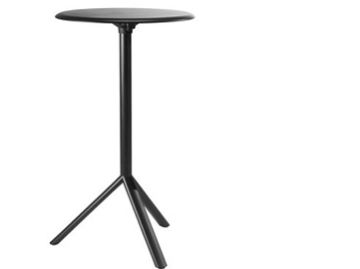 Ein kleiner, runder, schwarzer Miura Stehtisch mit drei angewinkelten Beinen, entworfen von Konstantin Grcic für Plank, steht vor einem weißen Hintergrund.