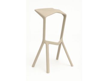 Der Barhocker Miura (beige) zeichnet sich durch ein modernes, minimalistisches geometrisches Design mit vier Beinen aus und ist zur einfachen Aufbewahrung stapelbar, hier vor einem weißen Hintergrund.