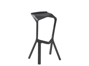 Der Miura Second Hand (schwarz) ist ein moderner schwarzer Barhocker mit eckiger Sitzfläche und drei Beinen, entworfen von Konstantin Grcic und gefertigt aus spritzgegossenem Polypropylen.