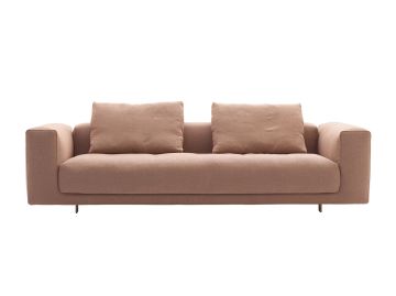 Ein altrosa, modernes dreisitziges Sofa Moss (Stoff) mit zwei großen Rückenkissen und breiten Armlehnen, von vorne gesehen.