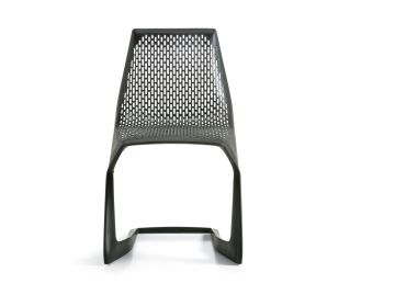 Der Myto (schwarz RAL 9005) ist ein moderner schwarzer Kunststoffstuhl mit perforierter Rückenlehne und Sitzfläche, der von vorne vor weißem Hintergrund gezeigt wird.