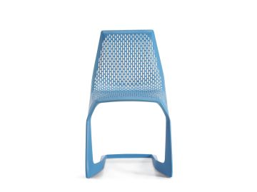 Der Stuhl Myto (hellblau NCS S-1060-B) ist ein moderner blauer Freischwinger aus Kunststoff, entworfen von Konstantin Grcic, mit einer perforierten Sitzfläche und Rückenlehne aus Ultradur, von vorne gesehen auf einem weißen Hintergrund.