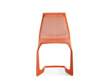 Der Stuhl Myto (reinorange RAL 2004) mit perforierter Rückenlehne und Sitzfläche wurde von Konstantin Grcic entworfen, besteht aus BASF Ultradur und ist von vorne vor weißem Hintergrund zu sehen.