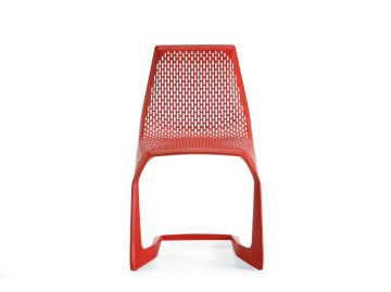 Der Myto (verkehrsrot RAL 3020) ist ein moderner roter Kunststoffstuhl mit perforierter Sitzfläche und Rückenlehne, der von Konstantin Grcic aus BASF Ultradur entworfen wurde. Er ist frontal vor einem weißen Hintergrund abgebildet.