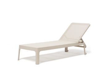 Ein beiger „Plano Sonnenliege (Corda)“-Liegestuhl für den Außenbereich mit Rückenlehne und Sitzfläche aus Netzgewebe sowie verstellbarer Neigung. Diese minimalistische Nardi-Liege ist vor einem weißen Hintergrund abgebildet.