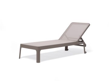 Die „Plano Sonnenliege“ (Tortora) ist ein moderner, taupefarbener Outdoor-Liegestuhl von Nardi mit einer verstellbaren Rückenlehne und einer Sitzfläche aus Netzgewebe – ideal als stilvolle Ergänzung für jede Terrasse oder jeden Garten.