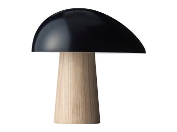 Die Night Owl Tischleuchte (Midnight Blue/Ash) hat einen kuppelförmigen, nachtblauen Schirm und einen zylindrischen Sockel aus Eschenholz. Sie zeigt das moderne Design von Fritz Hansen, hier vor einem weißen Hintergrund.