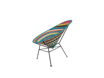 Der Oaxaca Chair zeichnet sich durch ein farbenfrohes Kunststoffgeflecht und einen schwarzen Metallrahmen aus, der schräg auf einem weißen Hintergrund steht.