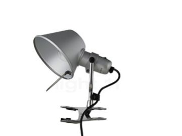 Tolomeo Pinza silberne Schreibtischlampe mit schwarzem Kabel und verstellbarem Kopf, inspiriert vom Originaldesign, isoliert auf weißem Hintergrund.