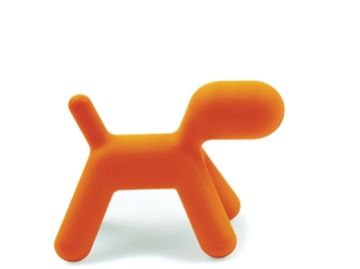 Eine orangefarbene, abstrakte Puppy Matt-Skulptur mit abgerundeten Formen sitzt auf einem weißen Hintergrund und erinnert an ein verspieltes Kinderspielzeug.