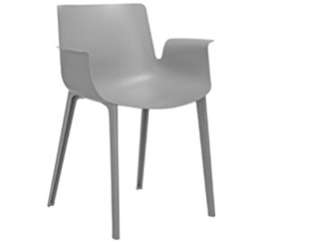 Ein moderner grauer Piuma-Stuhl mit vier Beinen und Armlehnen, entworfen von Piero Lissoni für Kartell, in einem Winkel vor einem weißen Hintergrund.