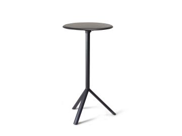 Der Miura Stehtisch (schwarz) ist ein kompakter, runder schwarzer Tisch von Konstantin Grcic mit einem zentralen Bein, das sich in drei abgewinkelte Füße verzweigt.