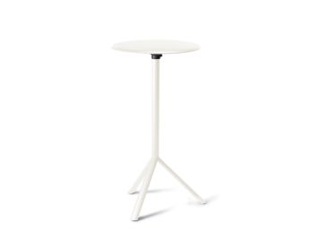 Der Miura Stehtisch (weiß) von Konstantin Grcic für Plank ist ein kompakter, runder weißer Beistelltisch mit drei angewinkelten Beinen, der sich vor einem weißen Hintergrund präsentiert.