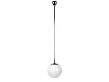 Das Kugelpendel ist eine moderne, vom Bauhaus-Stil inspirierte Pendelleuchte mit einem verchromten Stab und einem runden weißen Glasschirm, der elegant von der Decke hängt.