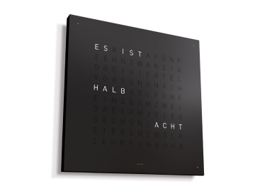 Eine quadratische rote Wortuhr zeigt Es ist halb acht mit beleuchteten Buchstaben auf weißem Hintergrund.