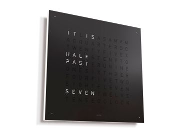 Die QLOCKTWO EARTH 45 (EN) englisch zeigt die Zeit wie "IT IS HALF PAST SEVEN" in leuchtenden Buchstaben auf ihrem eleganten schwarzen, quadratischen Zifferblatt an.