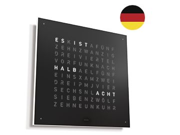 QLOCKTWO EARTH 45 (DE) in Schwarz zeigt "HALB ACHT" in deutschen Worten, mit einer deutschen Flagge oben rechts - eine moderne Wanduhr, die die Zeit in Worten anzeigt.