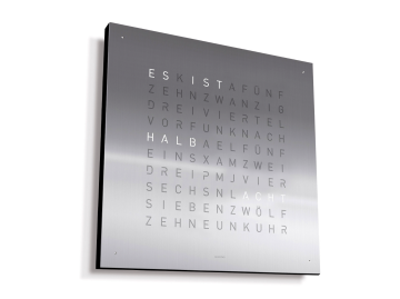 Die QLOCKTWO EARTH 45 DE (Edelstahl) Korpus schwarz zeigt die Uhrzeit auf Deutsch mit leuchtenden Buchstaben und fasziniert durch ihr modernes Design.