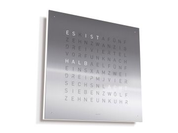 Die QLOCKTWO EARTH 45 DE (Edelstahl) ist eine quadratische Metall-Wortuhr mit beleuchteten deutschen Buchstaben. Sie bietet ein modernes Design und ein elegantes Edelstahl-Finish für einen auffälligen Wanduhr-Look.
