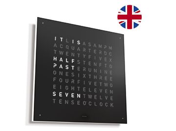 Die QLOCKTWO EARTH 45 (EN) zeigt HALF PAST SEVEN an, mit einer britischen Flagge in der oberen rechten Ecke - eine ikonische englische Wanduhr, die perfekt für jeden modernen Raum ist.