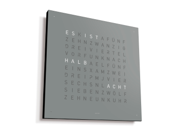 Die QLOCKTWO EARTH 45 DE (grey pepper) Korpus schwarz ist eine quadratische Designer-Wanduhr, die die Uhrzeit "ES IST HALB ACHT" in weißen Buchstaben auf grauem Hintergrund anzeigt.