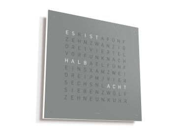 Die QLOCKTWO EARTH 45 (DE) zeigt HALB ACHT in Leuchtbuchstaben auf grauem Grund an und gibt die Uhrzeit in Worten wieder.