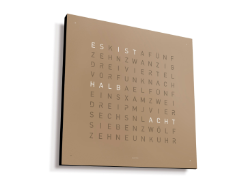 Die QLOCKTWO EARTH 45 DE (Haselnuss) Korpus schwarz Wanduhr zeigt ein braunes, quadratisches Zifferblatt, auf dessen Vorderseite HALB ACHT in Worten stilvoll beleuchtet ist.