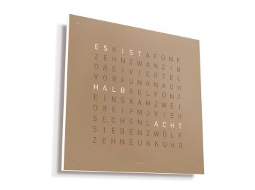 Die QLOCKTWO EARTH 45 (DE) ist eine quadratische Wanduhr, die die Zeit in Worten anzeigt und "HALB ACHT" auf einem beigen Hintergrund darstellt.