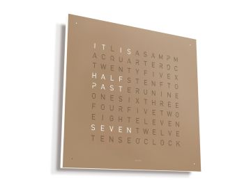 Die Wanduhr QLOCKTWO EARTH 45 (EN) zeigt "IT IS HALF PAST SEVEN" in beleuchteten Buchstaben auf einem beigen, quadratischen Zifferblatt.