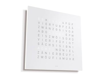 Ein weißes Quadrat QLOCKTWO EARTH 45 (CH) berndeutsch (weißer Pfeffer; Edelstahl pulverbeschichtet) zeigt die Zeit mit deutschen Wörtern anstelle von Zahlen an, elegant montiert an einer weißen Wand.