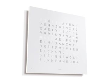 Die QLOCKTWO EARTH 45 (DE) ist eine quadratische weiße Wortuhr mit einem Buchstabenraster, das die Uhrzeit in Worten anzeigt und einen modernen, stilvollen Look bietet.