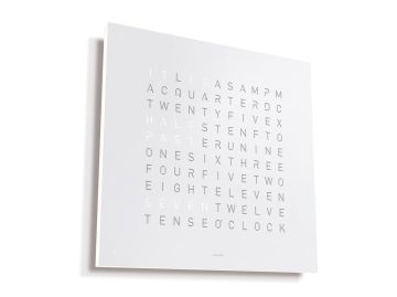 Die QLOCKTWO EARTH 45 (EN) englisch ist eine moderne, weiße Wortuhr, die Zeitangaben in Rasterbuchstaben auf der Frontplatte anzeigt.