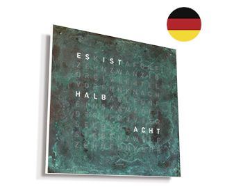 QLOCKTWO EARTH 45 (DE) in Schwarz zeigt "HALB ACHT" in deutschen Worten, mit einer deutschen Flagge oben rechts - eine moderne Wanduhr, die die Zeit in Worten anzeigt.