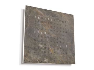 Die QLOCKTWO EARTH 45 CREATOR'S EDITION (DE) Glintscape ist eine moderne Designer-Wanduhr mit beleuchteten deutschen Wörtern, die "halb acht" auf einer einzigartigen Oberfläche mit Steinstruktur anzeigen.