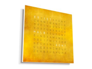 Die QLOCKTWO EARTH 45 CREATOR'S EDITION (DE) Gold ist eine gelbe Wortuhr, die den Schriftzug "halb acht" in deutscher Sprache mit typografischer Zeitanzeige aufleuchten lässt.