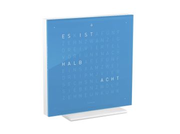 Die QLOCKTWO EARTH 13.5 PURE (DE) (blue candy) zeigt "halb neun" in deutscher Sprache mit weiß beleuchteten Buchstaben - eine auffällige blaue Wortuhr und stilvolle Tischuhr für jeden Raum.
