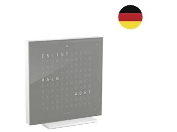 QLOCKTWO EARTH 13.5 PURE (DE) graue Tischuhr mit deutscher Aufschrift auf dem Display und einer deutschen Flagge in der oberen rechten Ecke.