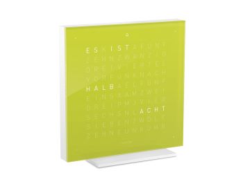 Die QLOCKTWO EARTH 13.5 PURE (DE) (Limettensaft) ist eine moderne Tischuhr mit grünem Zifferblatt und der Zeitangabe "halb acht".